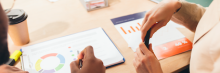 les gens qui regardent les graphiques de l'inflation des titres-service